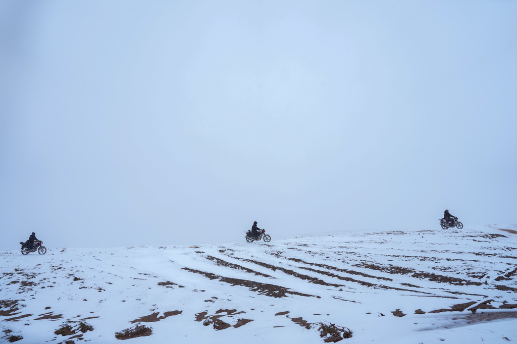巡山隊員在可可西里卓乃湖附近巡護（7月3日攝）。