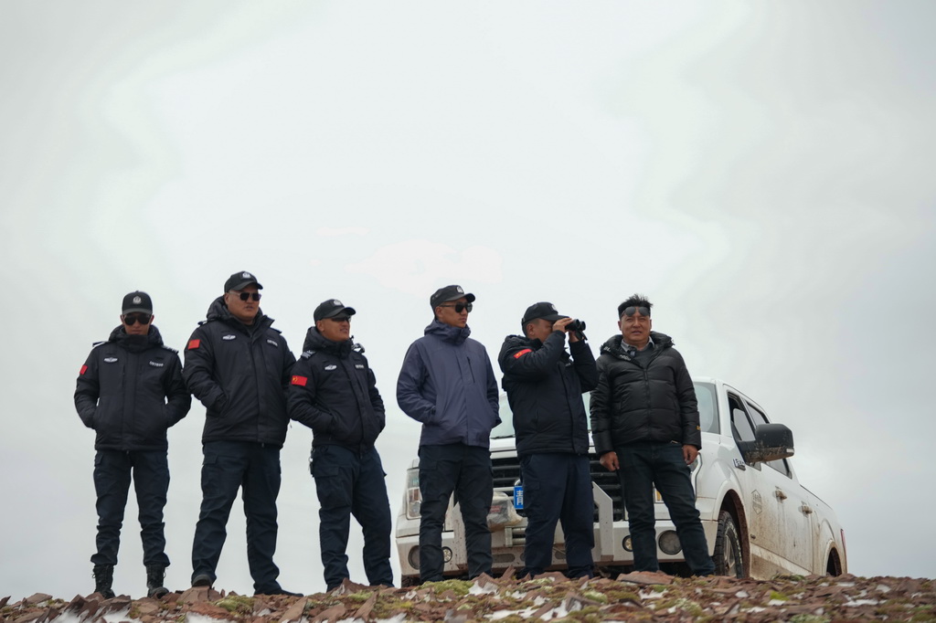 巡山隊員在可可西里卓乃湖附近巡護（7月3日攝）。