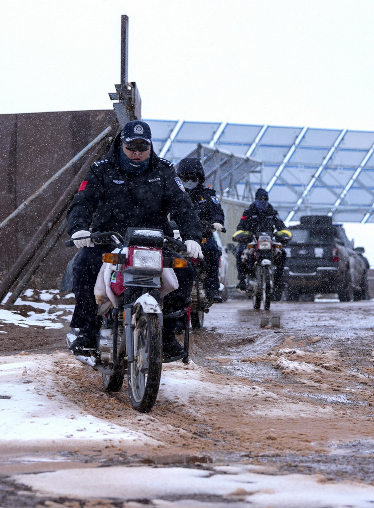 巡山隊員在可可西里卓乃湖附近巡護（7月3日攝）。