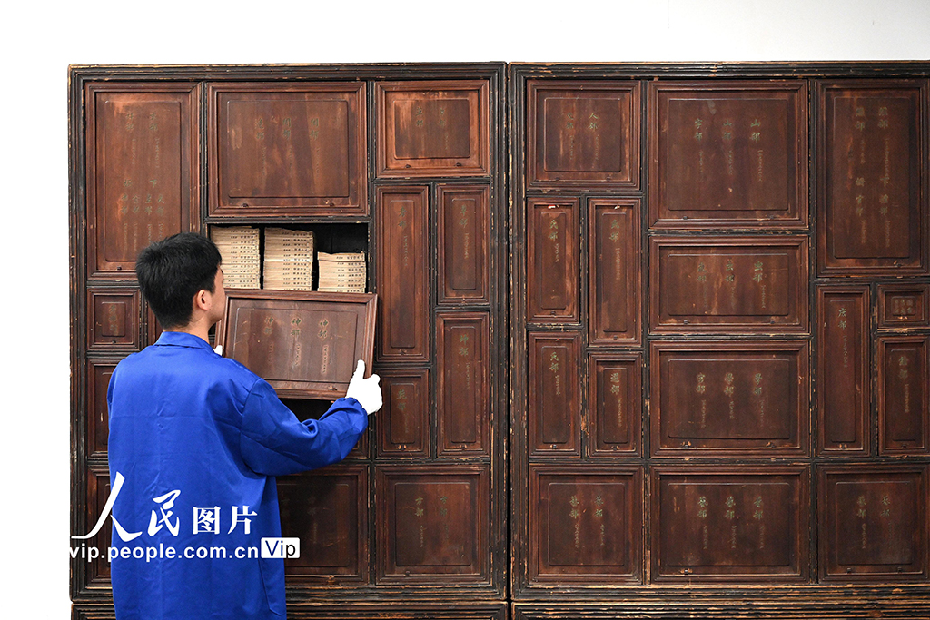 在河南省洛陽市圖書館古籍書庫，工作人員查閱、著錄古籍。