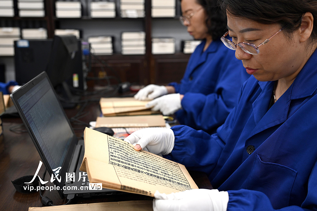 在河南省洛陽市圖書館古籍書庫，工作人員進行古籍文獻普查登錄。