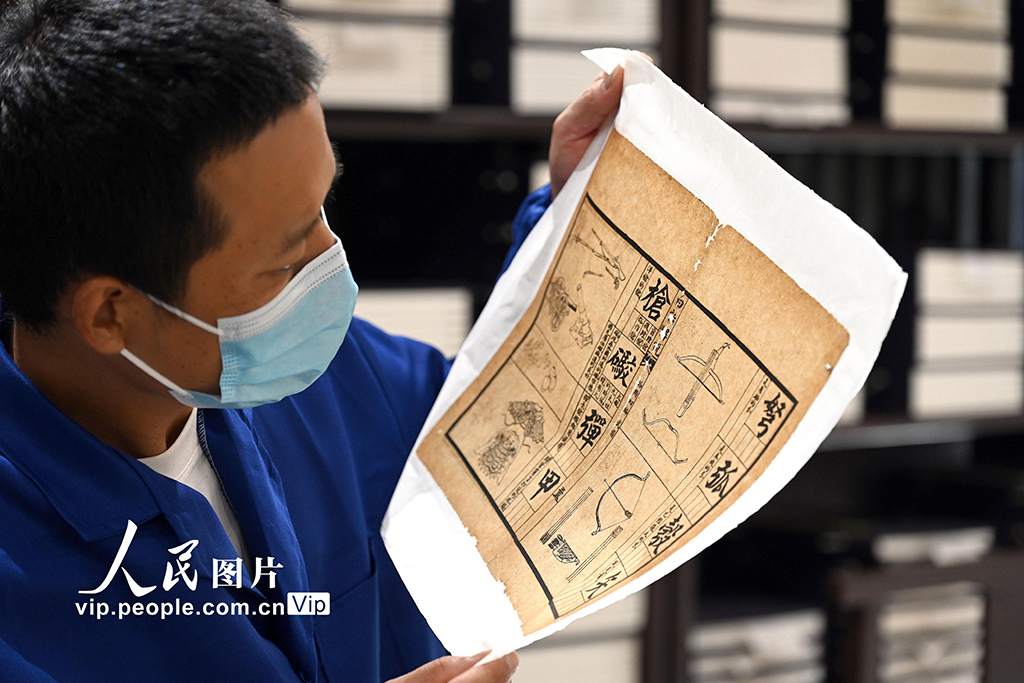 在河南省洛陽市圖書館古籍書庫，工作人員對破損古籍進行修復。