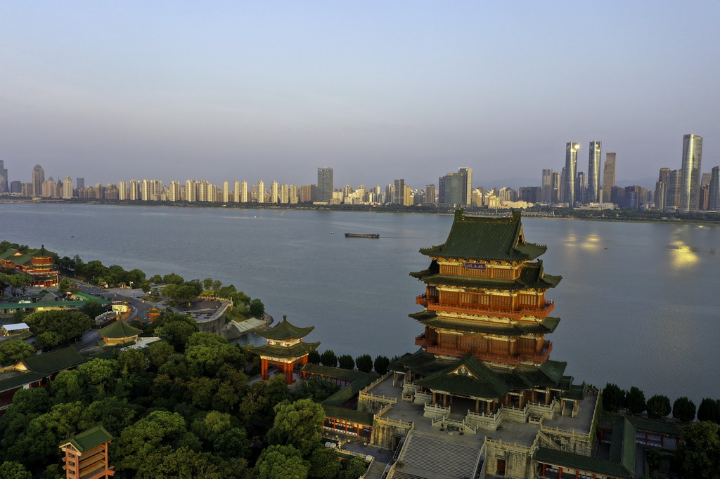 晨光盡染滕王閣