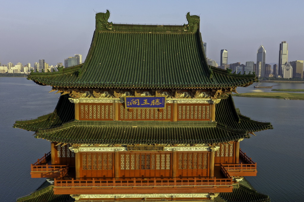 晨光中的江西南昌滕王閣景區（7月7日攝，無人機照片）。