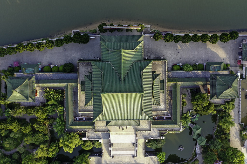 晨光中的江西南昌滕王閣景區（7月7日攝，無人機照片）。