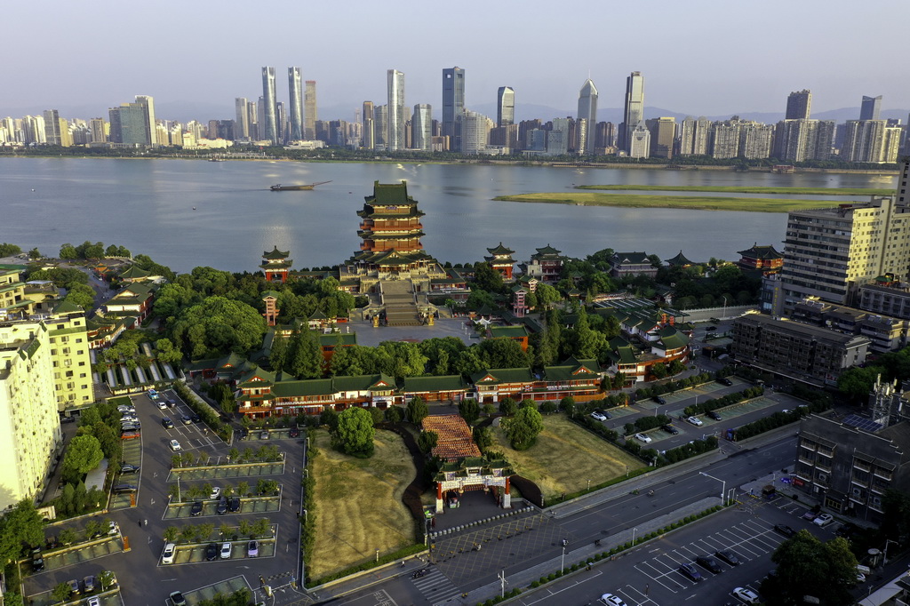 晨光中的江西南昌滕王閣景區（7月7日攝，無人機照片）。