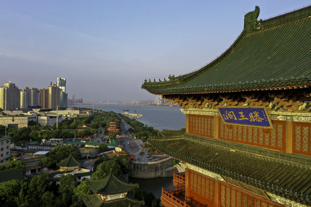 晨光中的江西南昌滕王閣景區（7月7日攝，無人機照片）。