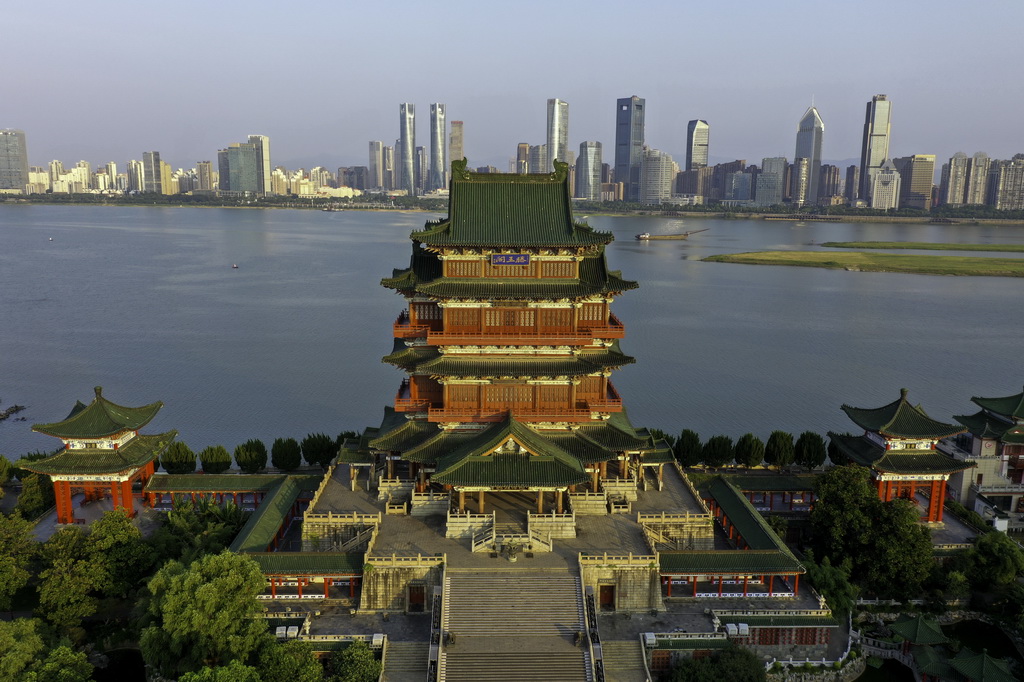 晨光中的江西南昌滕王閣景區（7月7日攝，無人機照片）。