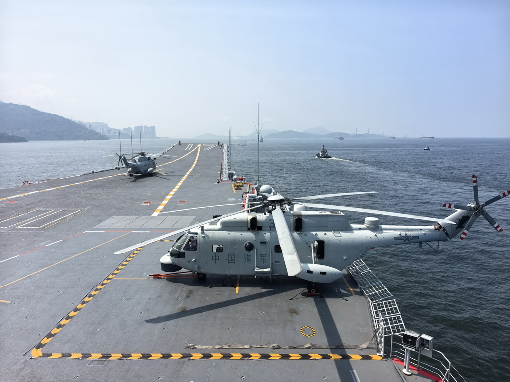 7月7日，錨泊在維多利亞港西錨地的山東艦起錨返航。新華社記者 黎云 攝