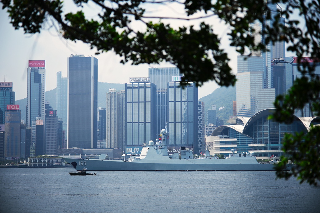 7月7日，湛江艦駛離維多利亞港。新華社記者 王申 攝