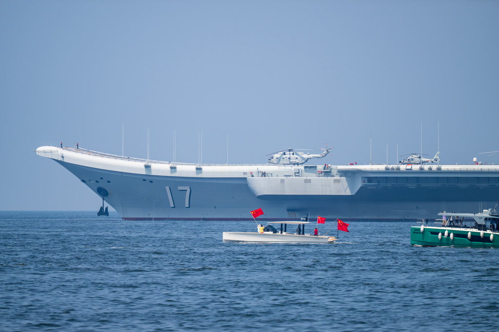 7月7日，香港民眾乘船前來伴航送行。新華社記者 朱煒 攝