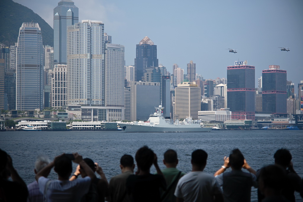 7月7日，湛江艦駛離維多利亞港。新華社記者 王申 攝
