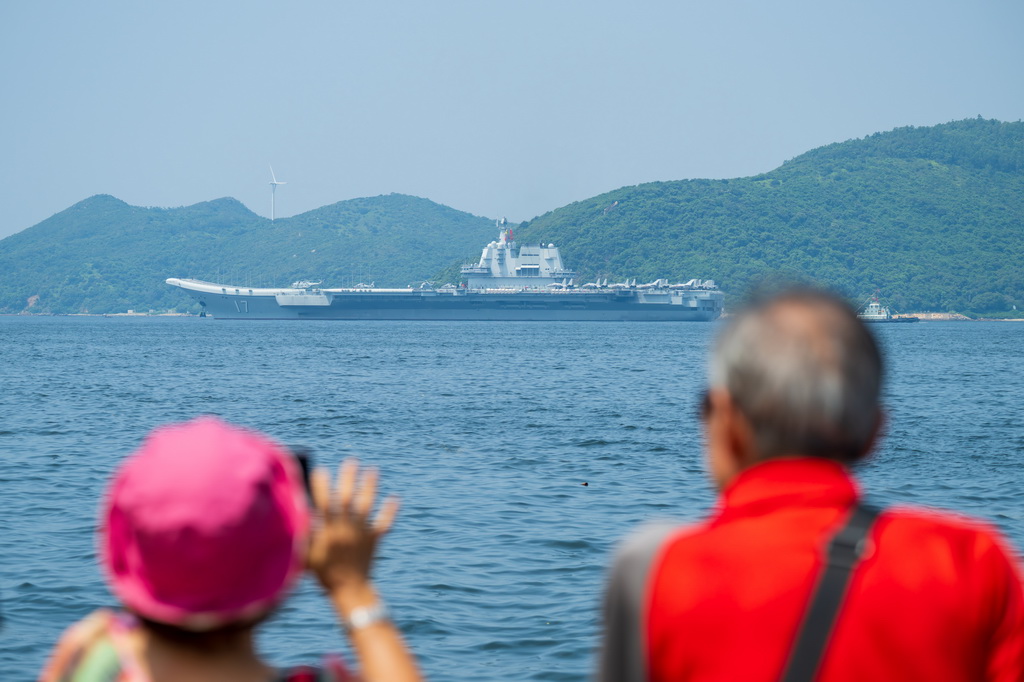 7月7日，香港民眾拍攝海軍山東艦航母編隊離開香港。新華社記者 朱煒 攝