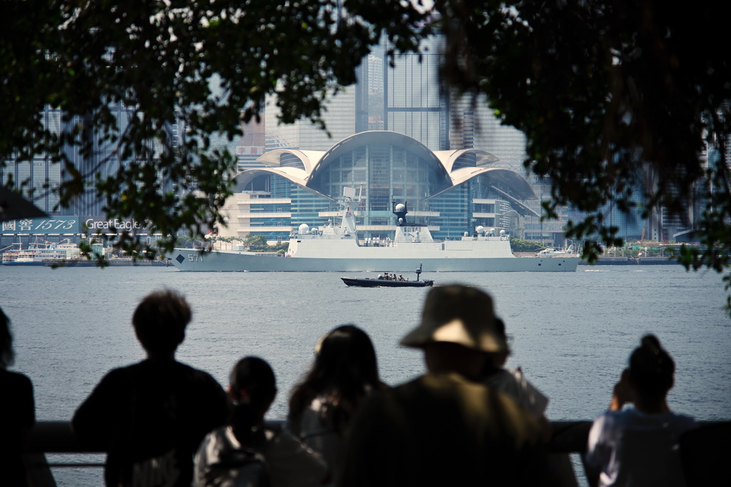 7月7日，運城艦駛離維多利亞港。新華社記者 王申 攝