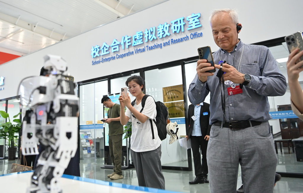 中外嘉賓參訪津城