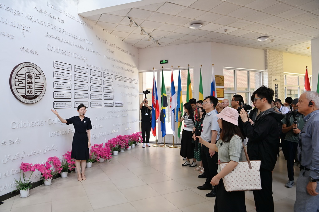 7月7日，嘉賓在魯班工坊建設·體驗館聽取介紹。