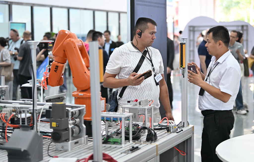 7月7日，嘉賓在天津輕工職業技術學院參觀交流。