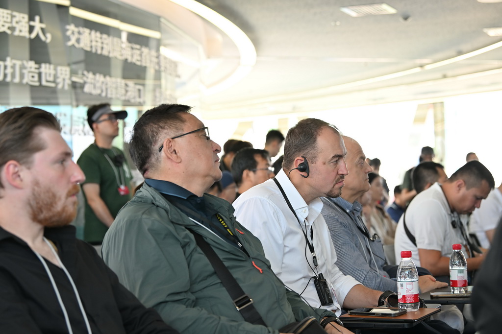 7月7日，中外嘉賓在天津港“智慧零碳”碼頭聽取介紹。