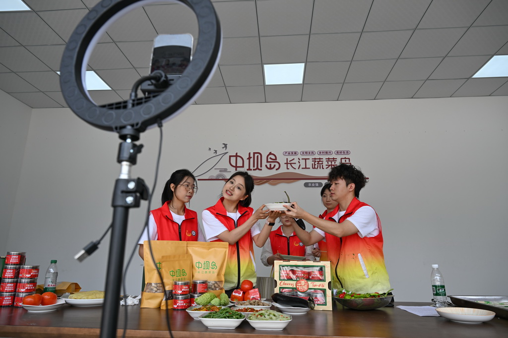 7月7日，志愿者在巴南區中壩島直播帶貨。