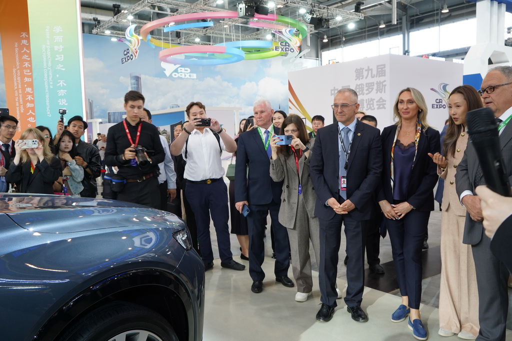 7月7日，在俄羅斯斯維爾德洛夫斯克州首府葉卡捷琳堡國際展覽中心，俄羅斯經濟發展部副部長德米特里·沃利瓦奇（右四）出席第九屆中俄博覽會。新華社記者 劉愷 攝