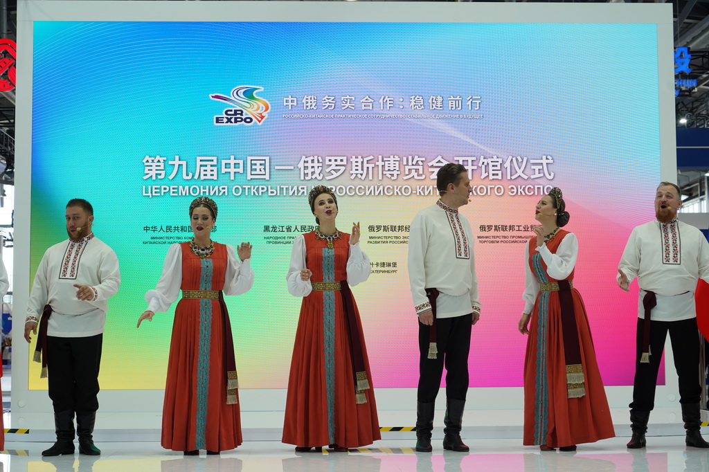 7月7日，在俄羅斯斯維爾德洛夫斯克州首府葉卡捷琳堡國際展覽中心，俄羅斯藝術家在第九屆中俄博覽會現場表演。新華社記者 劉愷 攝