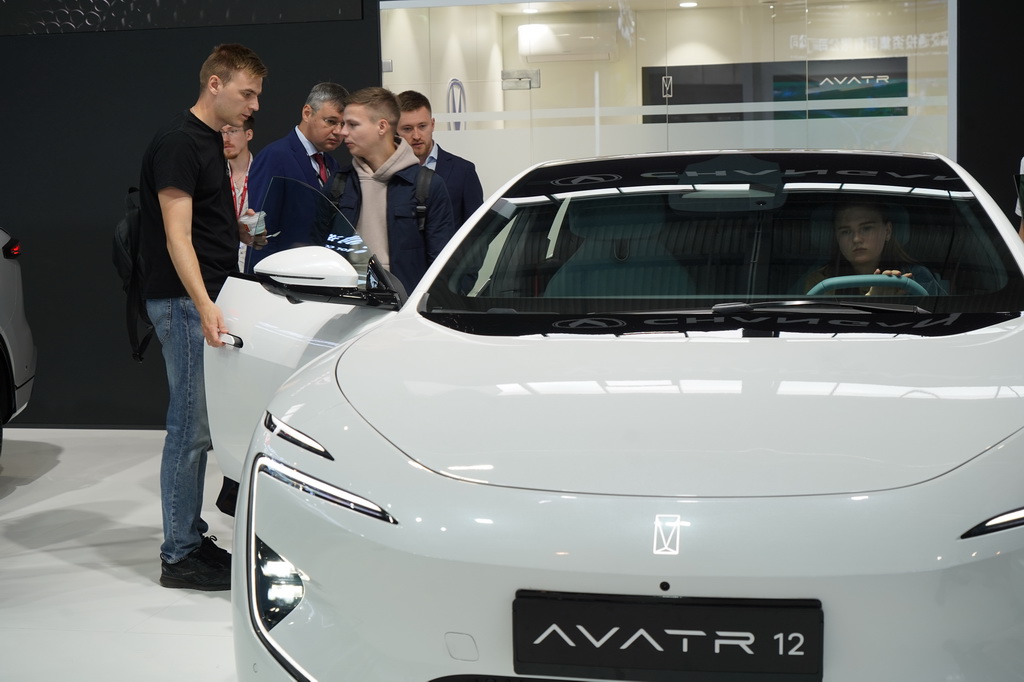 7月7日，在俄羅斯斯維爾德洛夫斯克州首府葉卡捷琳堡國際展覽中心，人們在第九屆中俄博覽會現場參觀。新華社記者 劉愷 攝