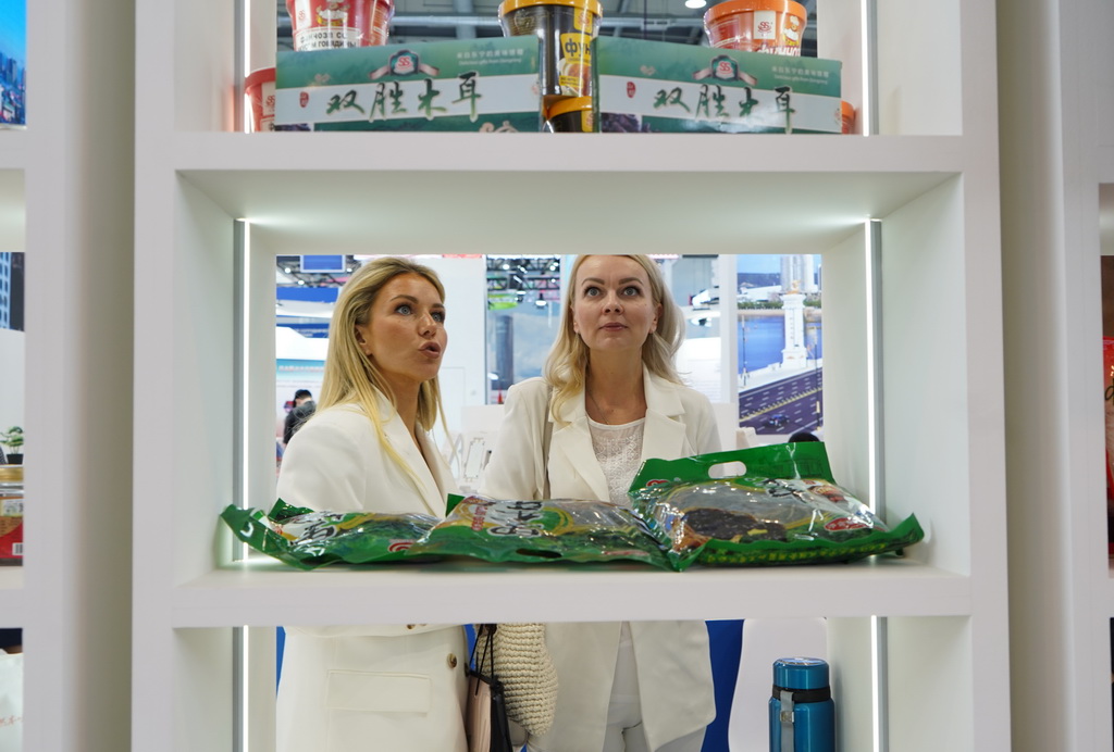 7月7日，在俄羅斯斯維爾德洛夫斯克州首府葉卡捷琳堡國際展覽中心，參展者在第九屆中俄博覽會現場了解中國農副產品。新華社記者 劉愷 攝