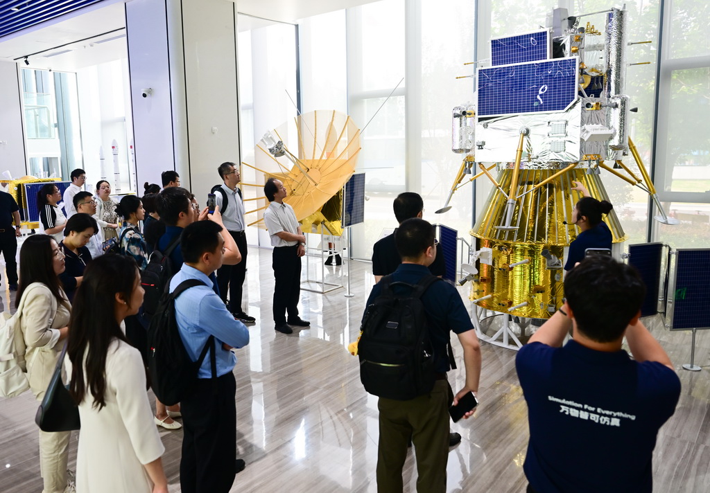 7月7日，在安徽省合肥市，參會嘉賓參觀深空探測實驗室展廳。