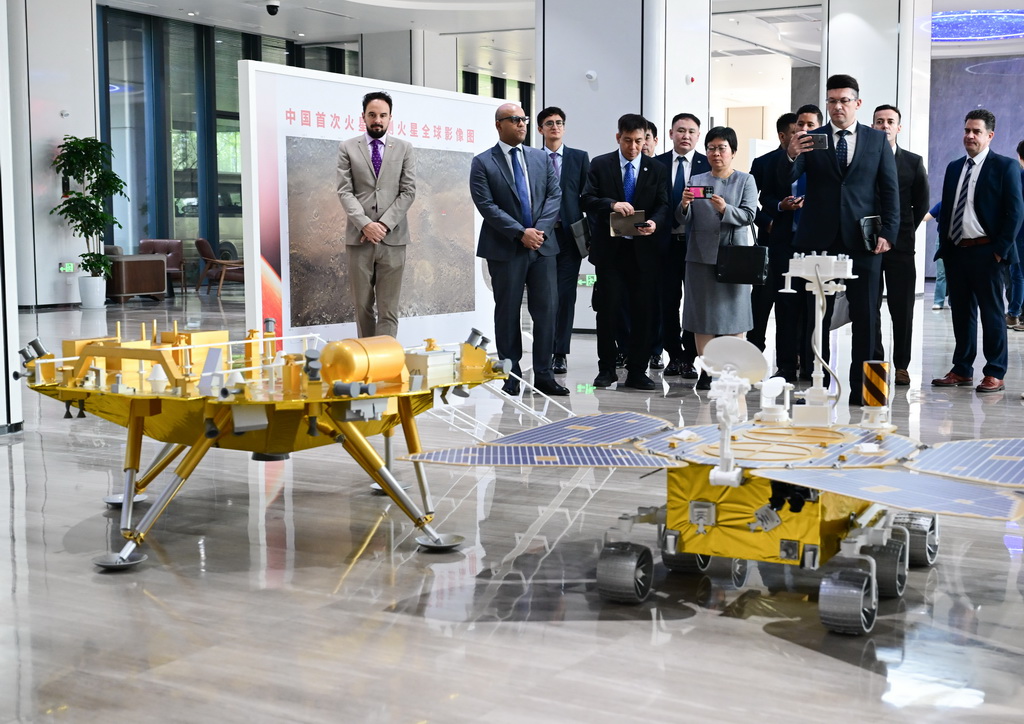 7月7日，在安徽省合肥市，參會嘉賓參觀深空探測實驗室展廳。