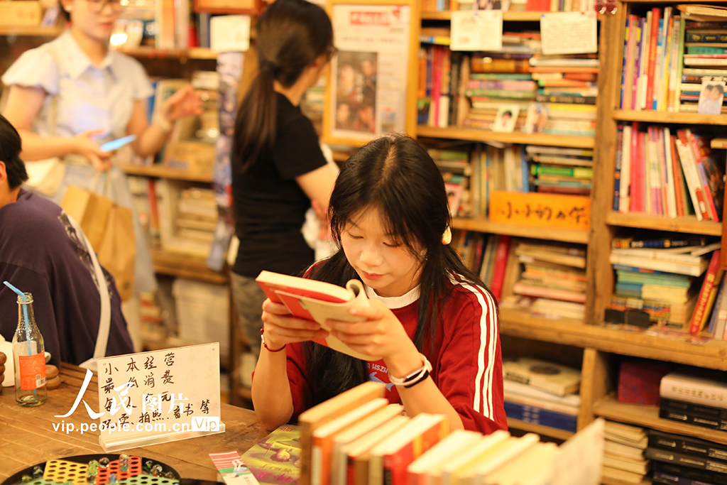 重慶：防空洞書屋里閱讀覓清涼【2】