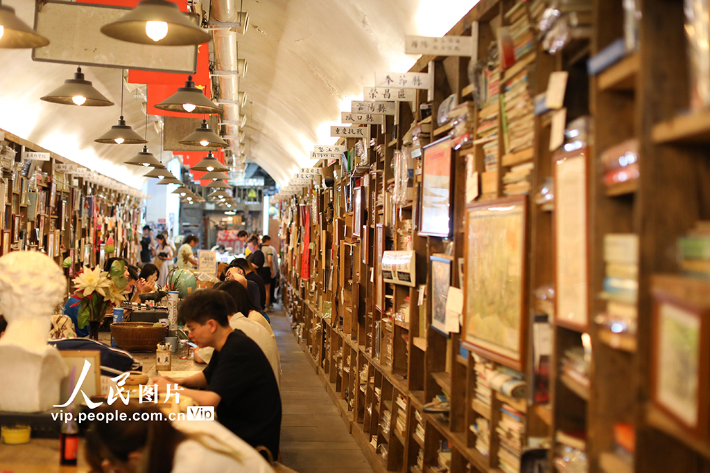 重慶：防空洞書屋里閱讀覓清涼【3】