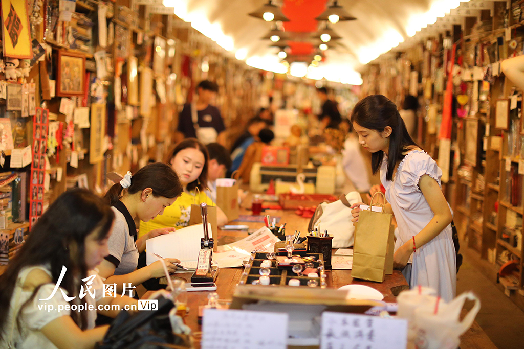 重慶：防空洞書屋里閱讀覓清涼【4】