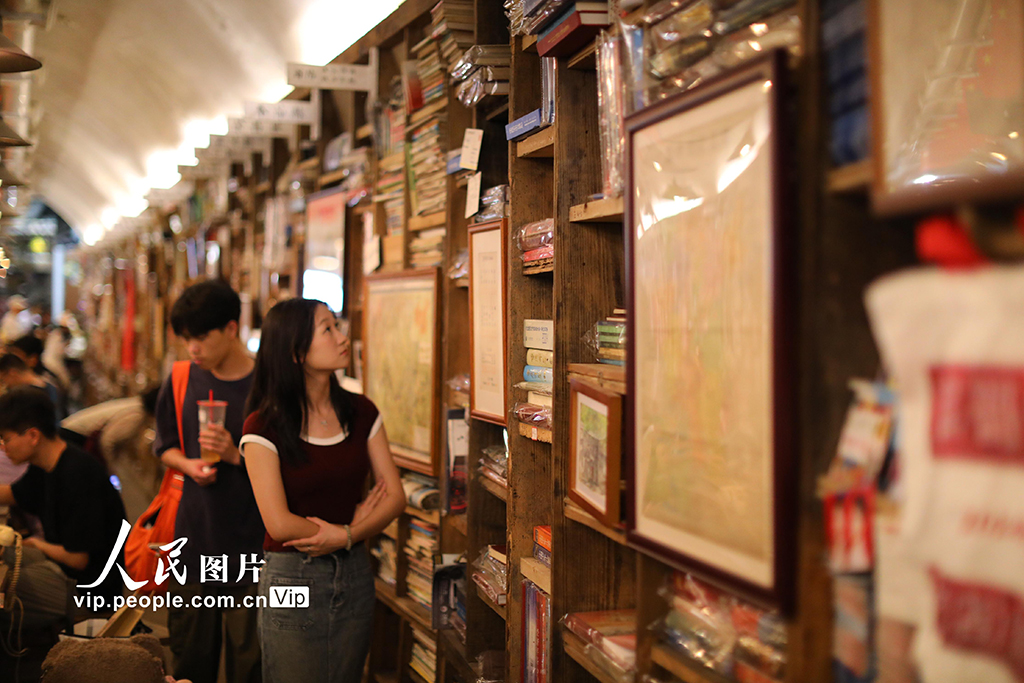 重慶：防空洞書屋里閱讀覓清涼【5】