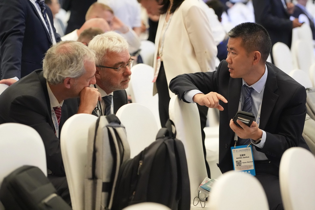 7月8日，與會嘉賓在會議間隙交流。