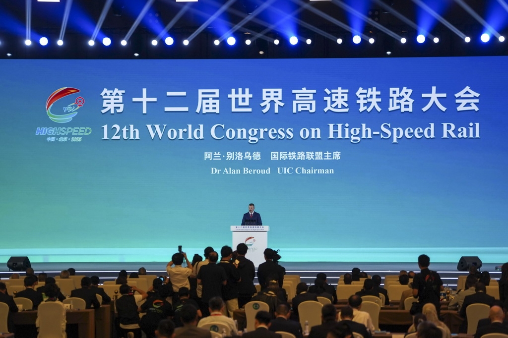 7月8日，國際鐵路聯盟主席阿蘭·別洛烏德在開幕式上致辭。