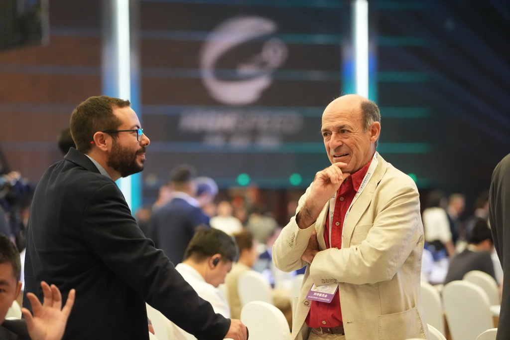 7月8日，與會嘉賓在會議間隙交流。