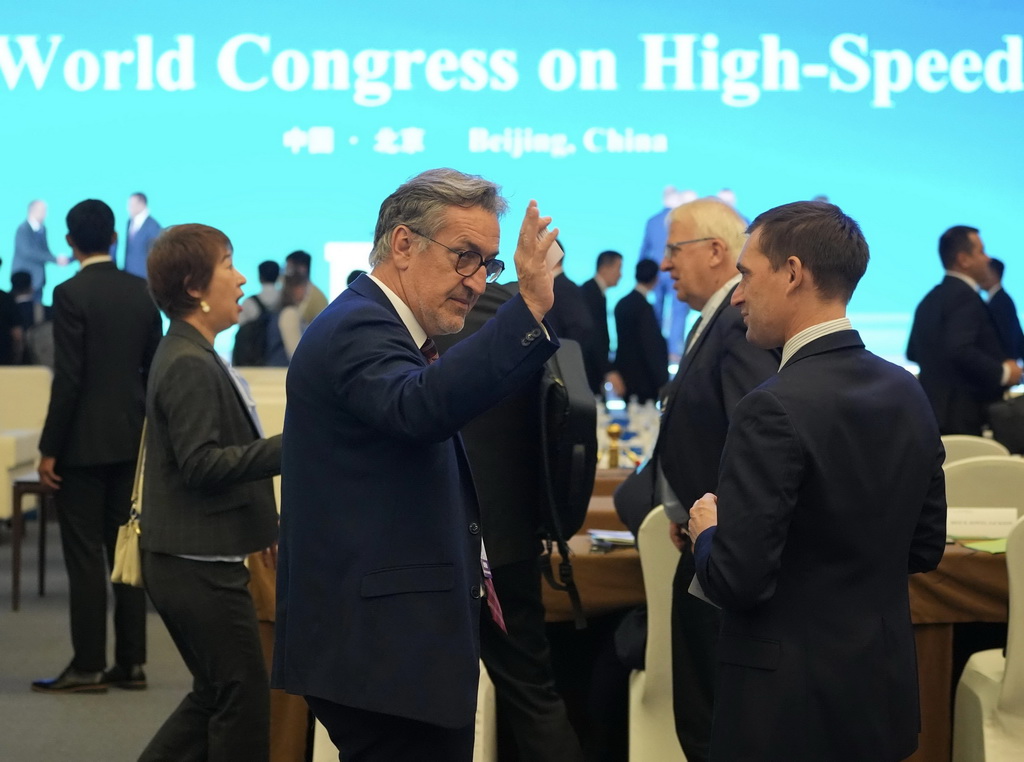 7月8日，與會嘉賓在會議間隙交流。