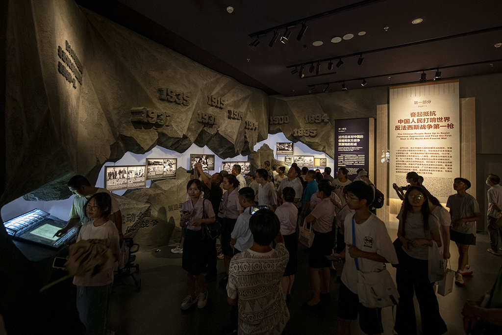 2025年7月8日，在中國人民抗日戰爭紀念館，觀眾參觀抗戰勝利80周年主題展。