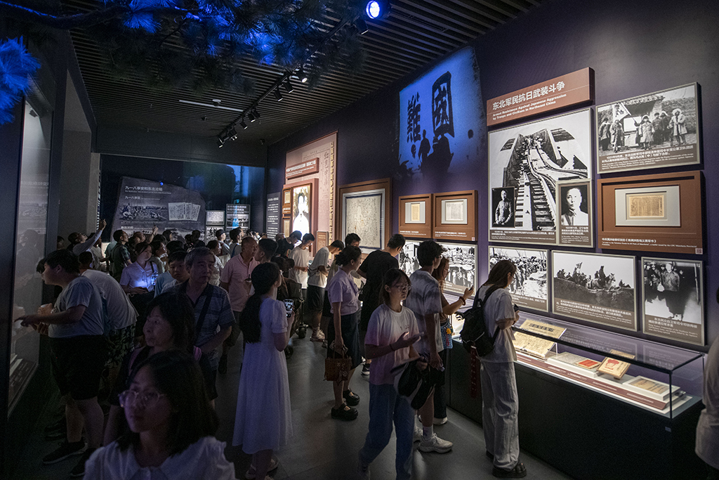 2025年7月8日，在中國人民抗日戰爭紀念館，觀眾參觀抗戰勝利80周年主題展。