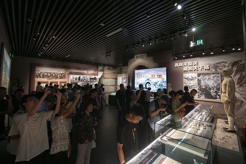 2025年7月8日，在中國人民抗日戰爭紀念館，觀眾參觀抗戰勝利80周年主題展。