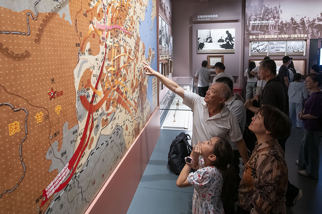 2025年7月8日，在中國人民抗日戰爭紀念館，家長帶著小朋友參觀抗戰勝利80周年主題展。