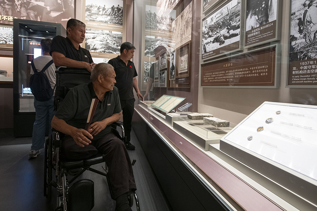 2025年7月8日，在中國人民抗日戰爭紀念館，觀眾參觀抗戰勝利80周年主題展。