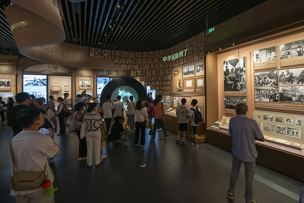 2025年7月8日，在中國人民抗日戰爭紀念館，觀眾參觀抗戰勝利80周年主題展。