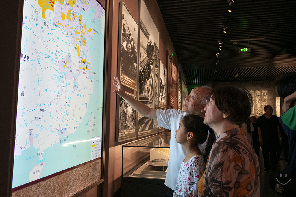 2025年7月8日，在中國人民抗日戰爭紀念館，家長帶著小朋友參觀抗戰勝利80周年主題展。