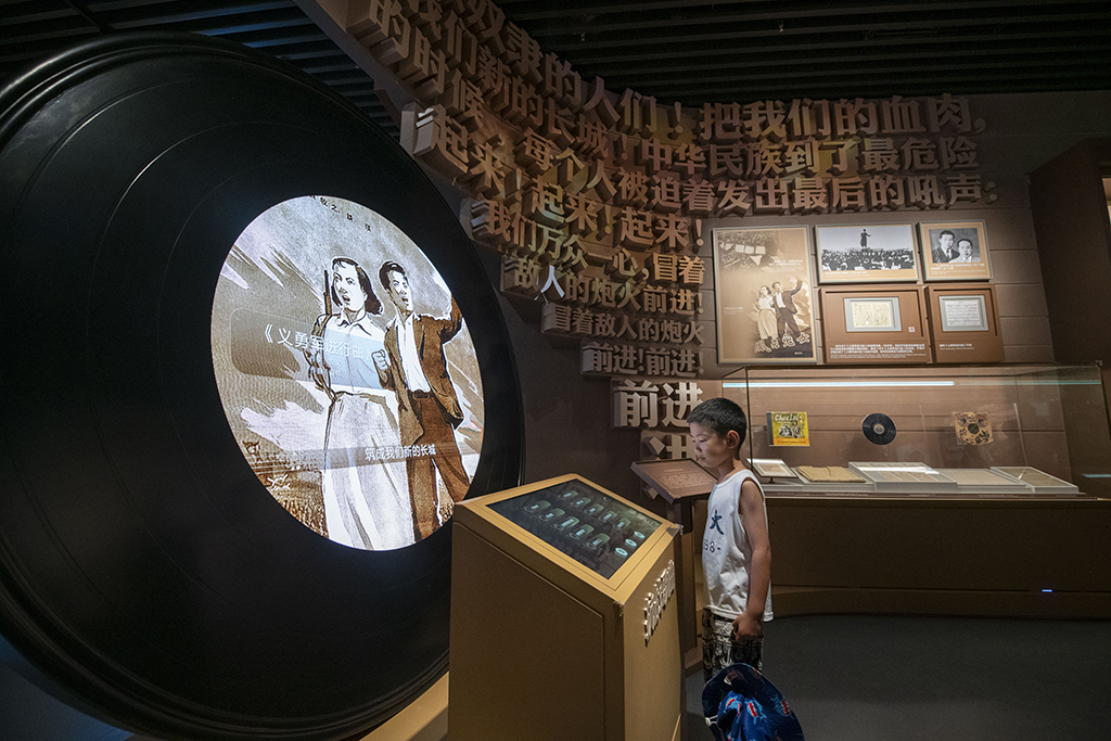 2025年7月8日，在中國人民抗日戰爭紀念館，小朋友參觀抗戰勝利80周年主題展。