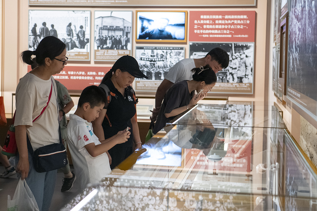 2025年7月8日，在中國人民抗日戰爭紀念館，觀眾參觀抗戰勝利80周年主題展。