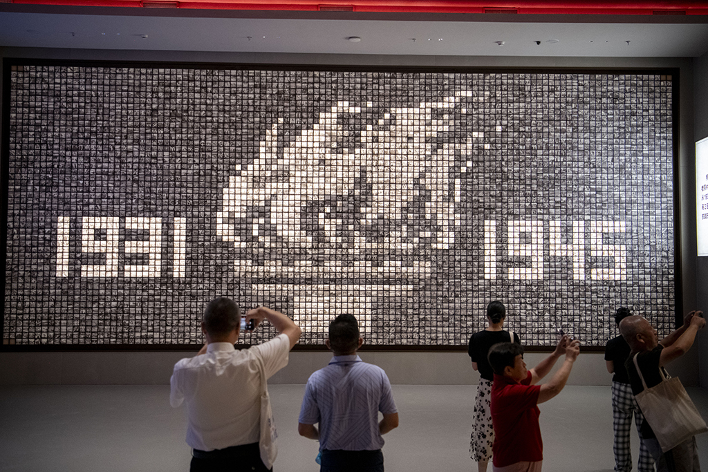 2025年7月8日，在中國人民抗日戰爭紀念館，觀眾參觀抗戰勝利80周年主題展。
