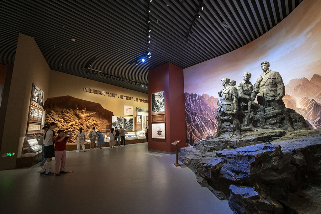 2025年7月8日，在中國人民抗日戰爭紀念館，觀眾參觀抗戰勝利80周年主題展。