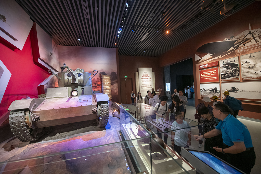 2025年7月8日，在中國人民抗日戰爭紀念館，觀眾參觀抗戰勝利80周年主題展。