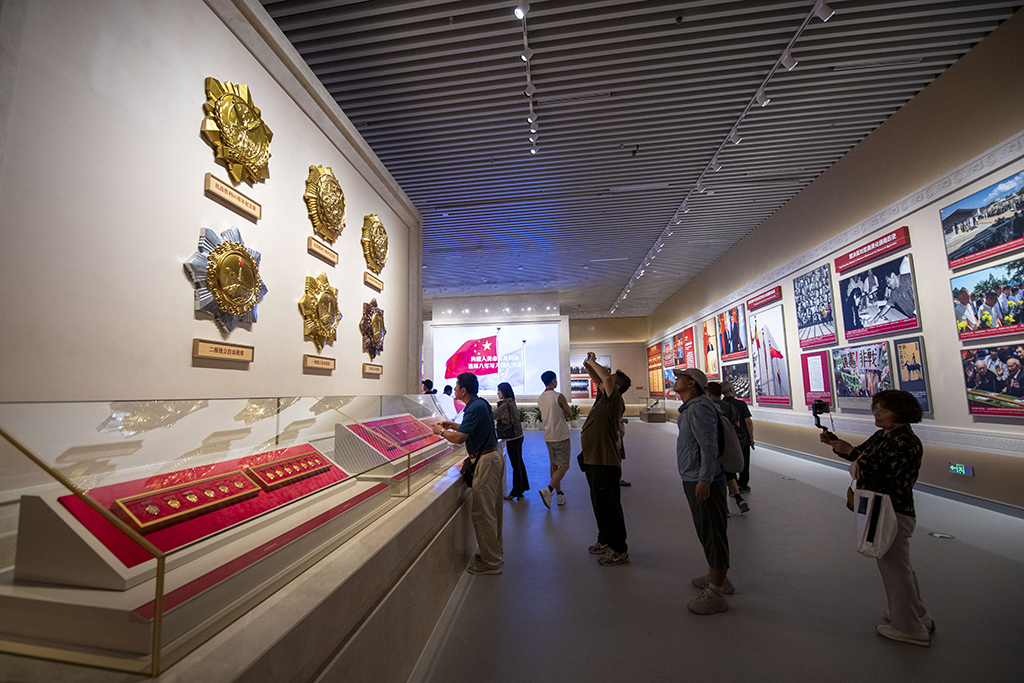 2025年7月8日，在中國人民抗日戰爭紀念館，觀眾參觀抗戰勝利80周年主題展。